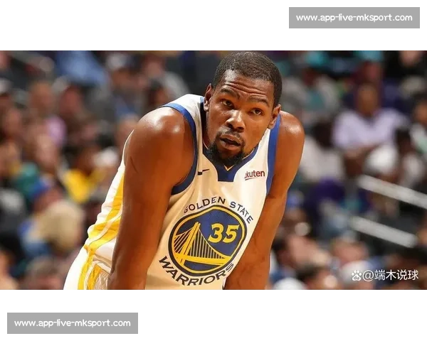 杜兰特与萌娃石头剪子布两连胜,暖心互动萌翻全场 杜兰特与萌娃石头剪子布两连胜,暖心互动萌翻全场