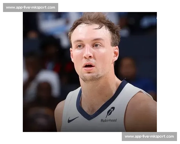 老鹰 4 年 6200 万签换沃克 + 1 年 1100 万签肯纳德！萨总打造 12 人攻防一体新阵